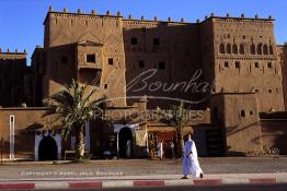 Image du Maroc Professionnelle de  La Kasbah de Taourirt fut édifiée au 17ème siècle par la tribu des Glaoui, située sur une colline au centre urbain de la ville d'Ouarzazate, cette remarquable ancienne bâtisse en pisé parfaitement conservée est l'une des plus belles constructions architecturales de la ville. La Kasbah qui ressemble à un grand château de sable incrusté dans le désert, fait partie du circuit touristique, elle a été classé Patrimoine Mondiale de l’Unesco. Ce véritable joyau de Ouarzazate permet au visiteur de découvrir l’intérieur d’une ksar où résident souvent la population berbères du sud du Maroc. Photo datant du Samedi 23 Août 1997. (Photo / Abdeljalil Bounhar) 